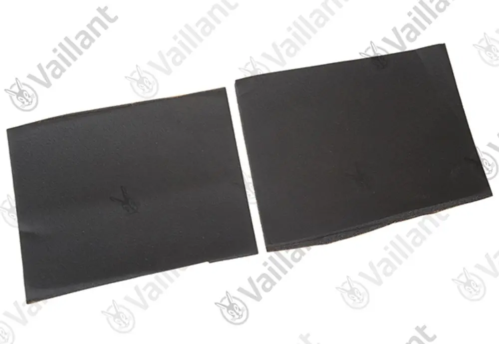 Schwarze Isoliermaterialien von Vaillant, rechteckig und leicht gewellt, nebeneinander liegend. Zeichnung eines Kaninchenkopfos auf der Oberfläche sichtbar.